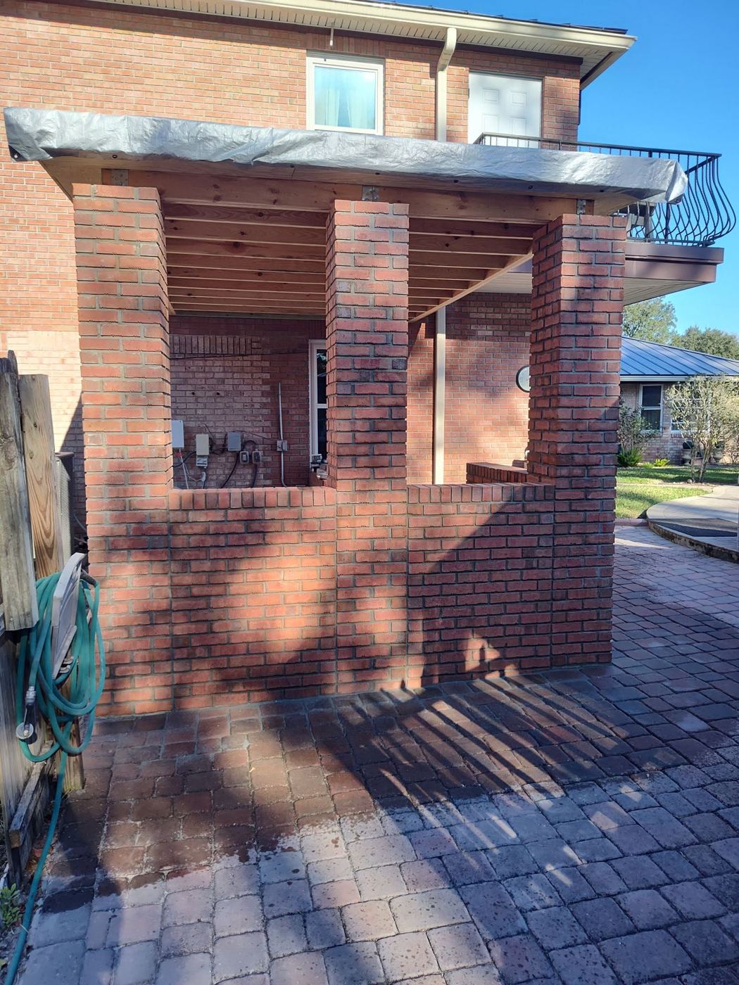 Brick columns & knee walls by Island Times Masonry