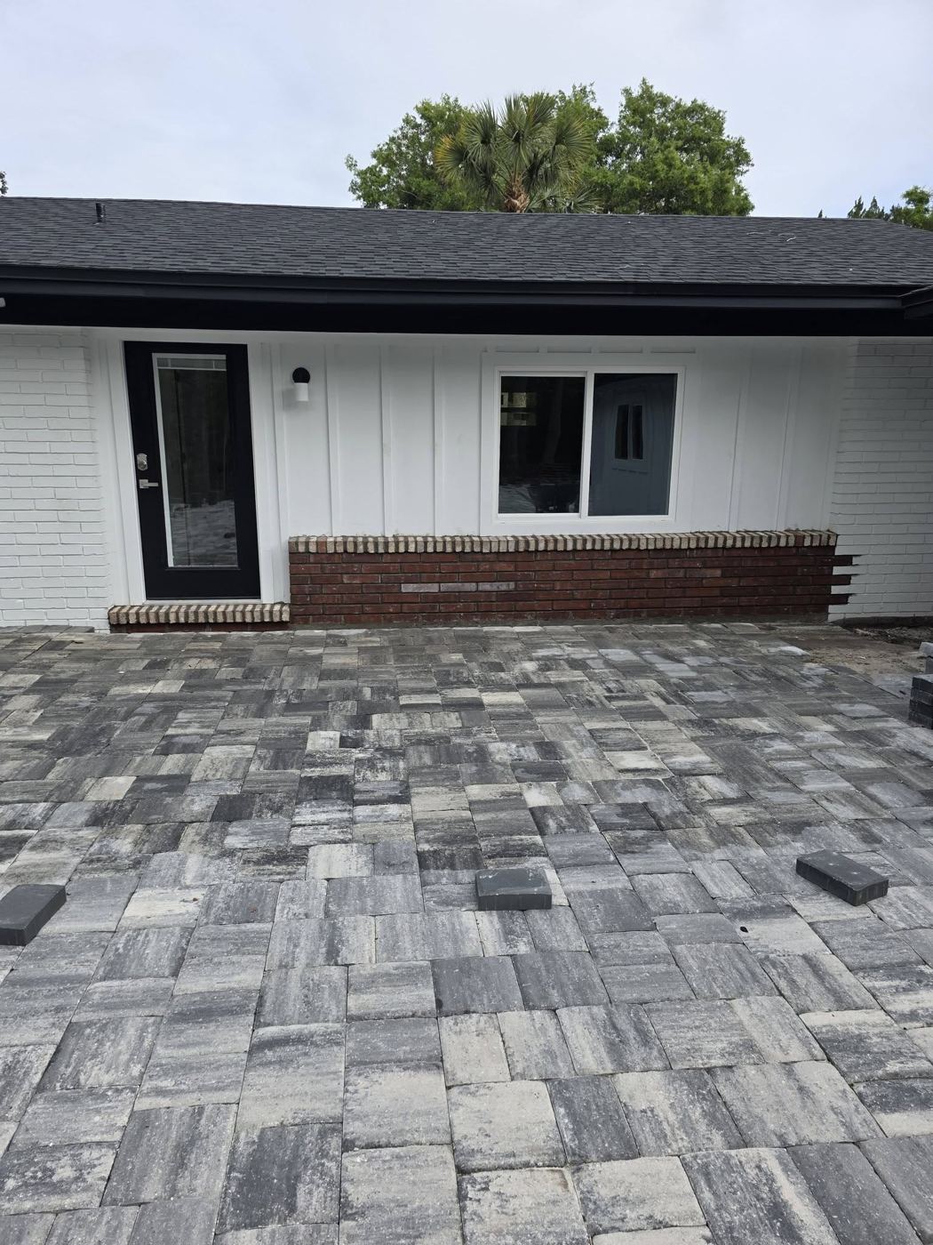 Paver patio & brick knee wall by Island Times Masonry