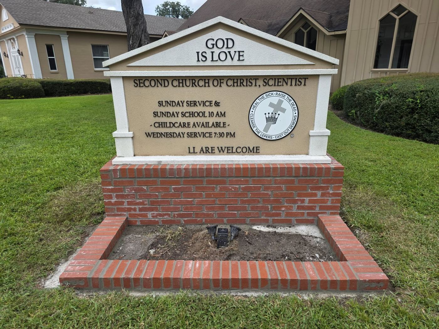 Brick sign base & planter wall by Island Times Masonry